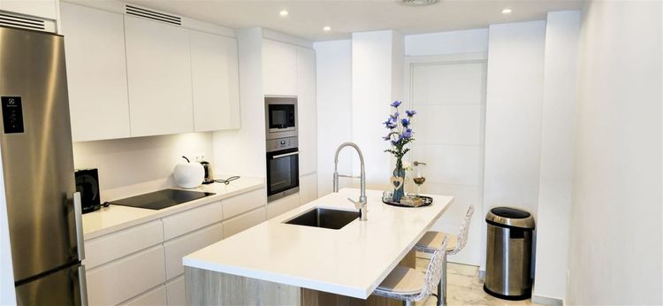 Apartment | Resale in Benalmadena Costa in Benalmadena Costa, Costa del Sol - Photo 5