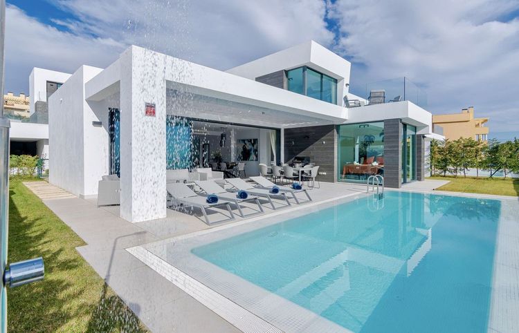 House | Resale in Calahonda in Calahonda, Costa del Sol - Photo 2