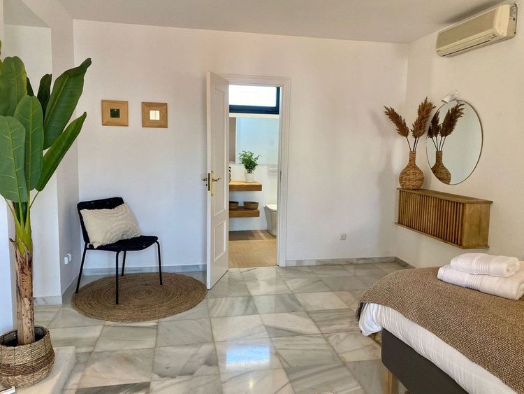 House | Resale in Nueva Andalucía in Nueva Andalucía Others, Costa del Sol - Photo 4