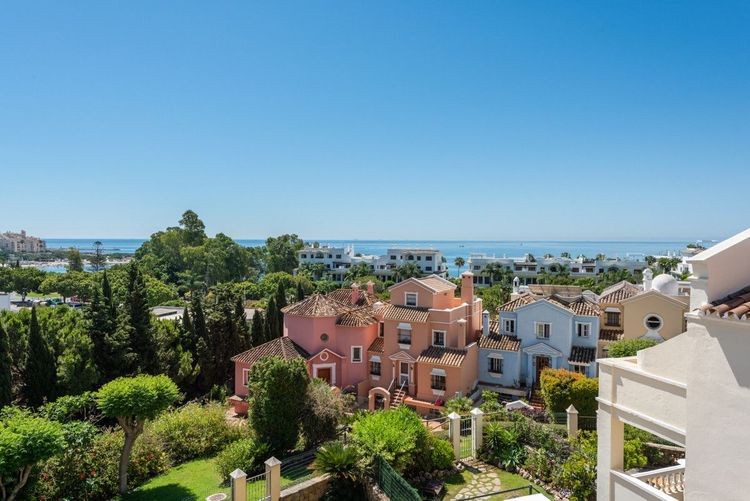 House | Resale in Estepona in Estepona, Costa del Sol - Photo 2