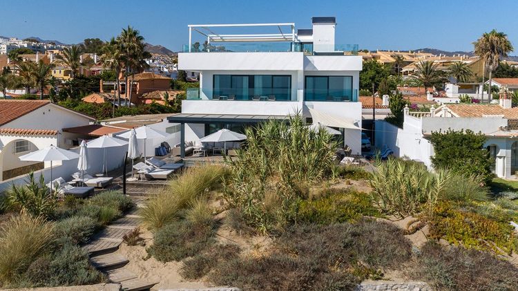 House | Resale in Costabella in Costabella, Costa del Sol - Photo 4