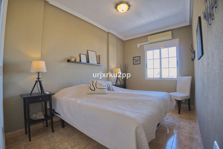 House | Resale in Torrevieja in Torrevieja, Costa Blanca - Photo 3