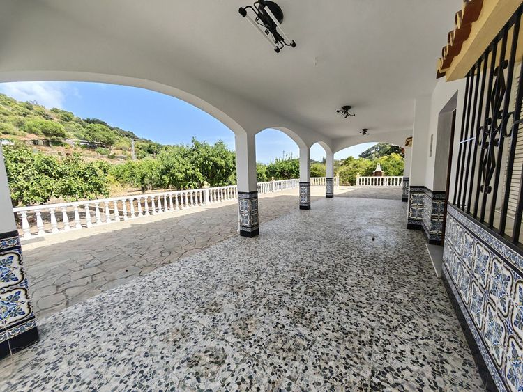 House | Resale in Estepona in Estepona, Costa del Sol - Photo 3