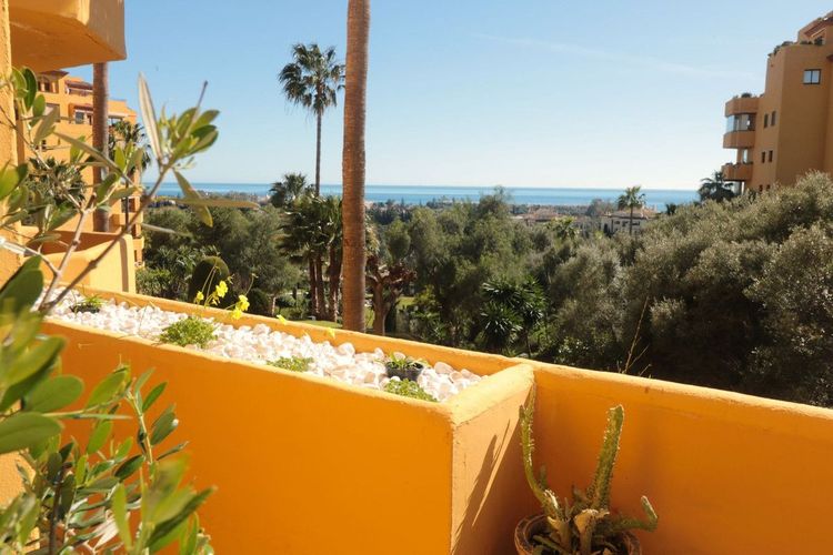 Apartment | Resale in New Golden Mile in New Golden Mile, Costa del Sol - Photo 2