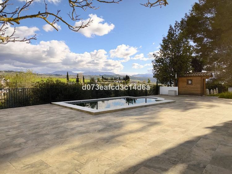 House | Resale in Arriate in Arriate, Costa del Sol - Photo 2