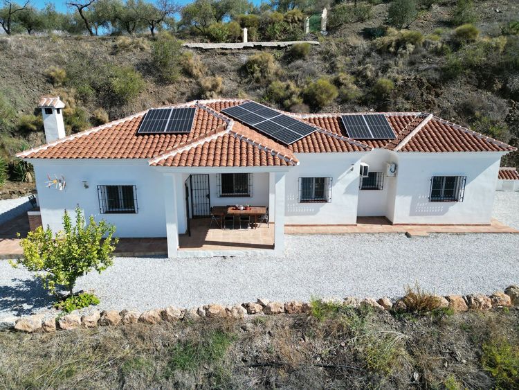 House | Resale in Arenas in Arenas, Costa del Sol - Photo 2