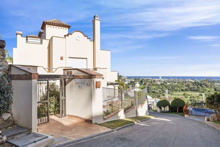 Penthouse | Resale in Los Almendros - Development photo 1