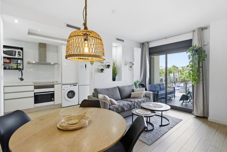 Apartment | Resale in La Zenia in La Zenia, Costa Blanca - Photo 2