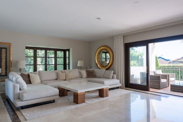 House | Resale in El Rosario in El Rosario, Costa del Sol - Photo 5