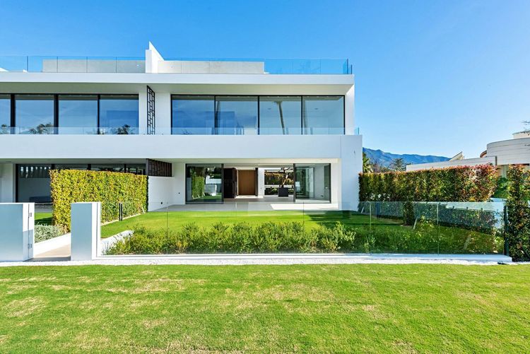 House | Resale in The Golden Mile - Development photo 1