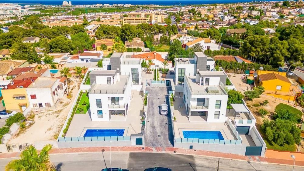 House | Resale in Los Balcones - Property photo 1