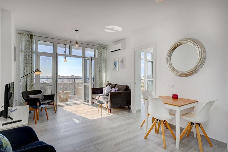 Apartment | Resale in Benalmadena Costa in Benalmadena Costa, Costa del Sol - Photo 2