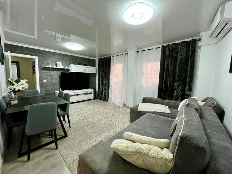 Apartment | Resale in Torrevieja in Torrevieja, Costa Blanca - Photo 2