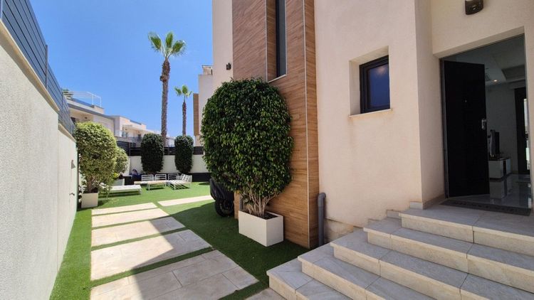 House | Resale in Torrevieja in Torrevieja, Costa Blanca - Photo 3