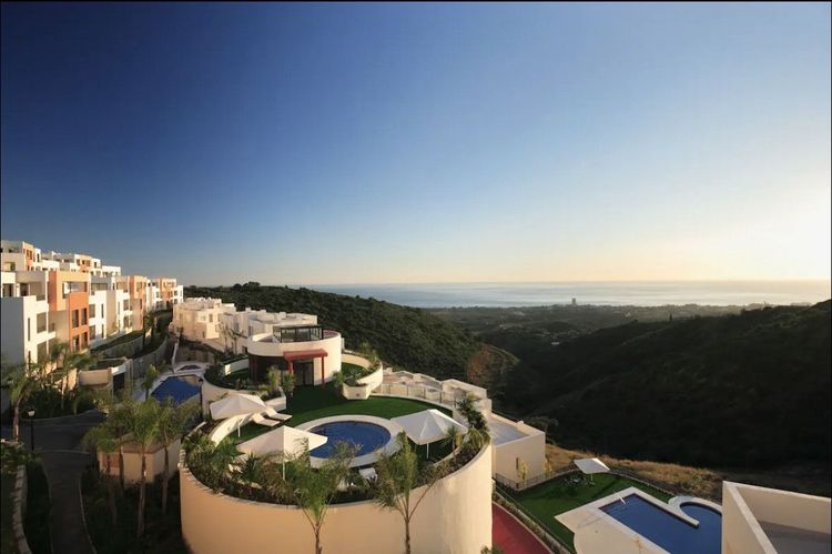 Apartment | Resale in Altos de los Monteros in Altos de los Monteros, Costa del Sol - Photo 2