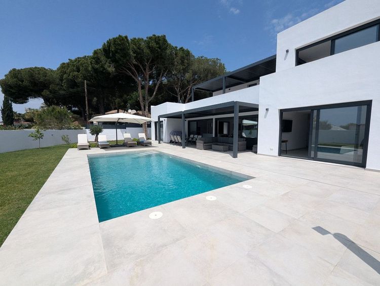 House | Resale in Artola in Artola, Costa del Sol - Photo 3