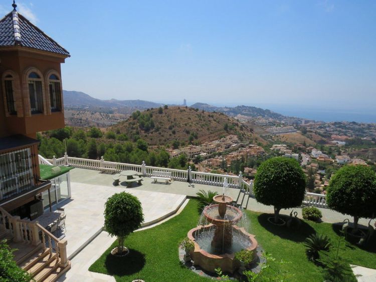House | Resale in Málaga in Málaga, Costa del Sol - Photo 2