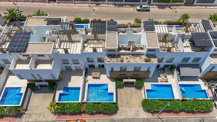 House | Resale in Torrevieja in Torrevieja, Costa Blanca - Photo 2