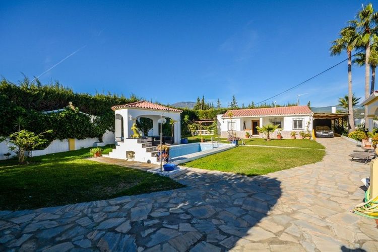 House | Resale in Estepona in Estepona, Costa del Sol - Photo 3