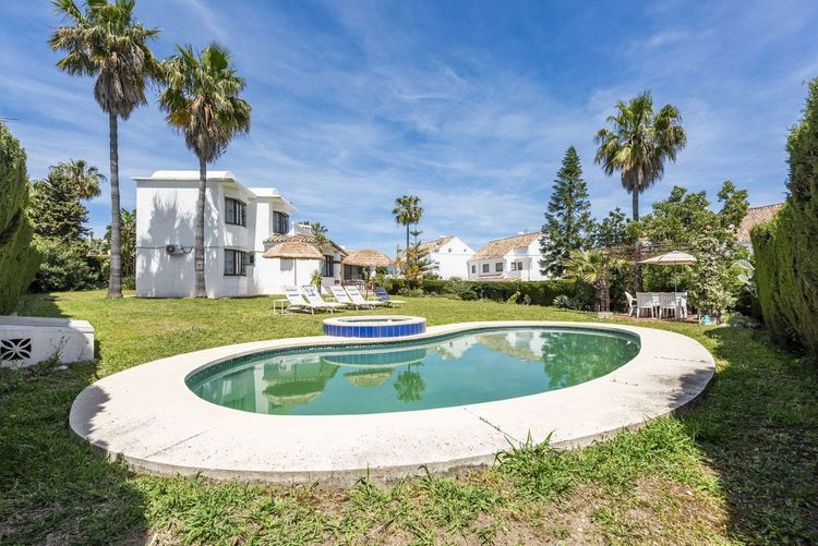 House | Resale in Atalaya in Atalaya, Costa del Sol - Photo 3