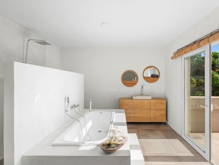 House | Resale in Calahonda in Calahonda, Costa del Sol - Photo 5