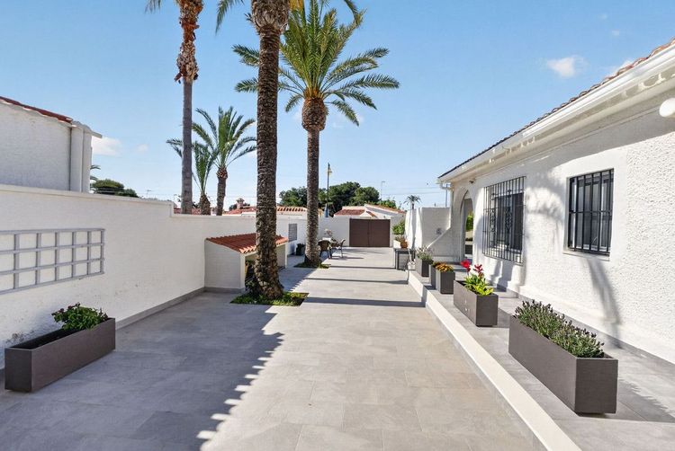 House | Resale in Torrevieja in Torrevieja, Costa Blanca - Photo 5