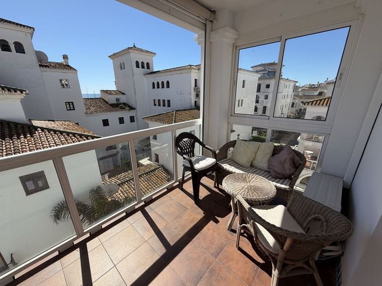 Apartment | Resale in La Duquesa in La Duquesa, Costa del Sol - Photo 4