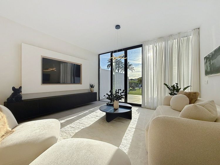 House | Resale in Nueva Andalucía in Nueva Andalucía Others, Costa del Sol - Photo 2