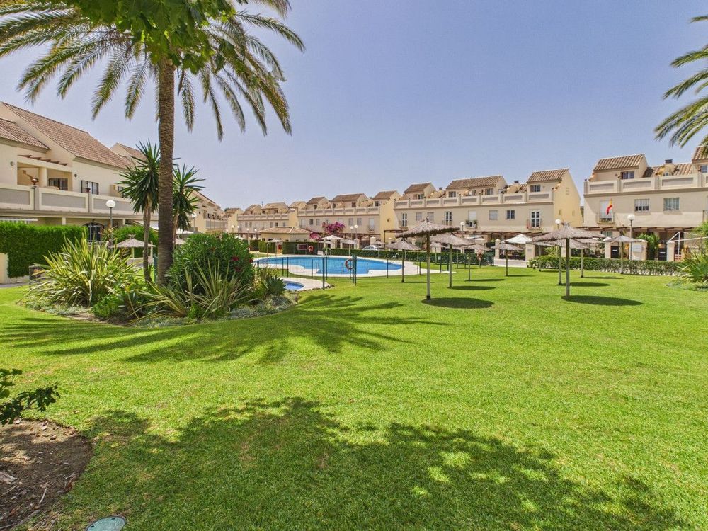 House | Resale in La Duquesa in La Duquesa, Costa del Sol - Main property photo