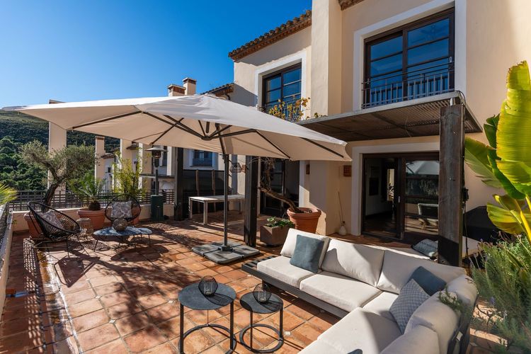 House | Resale in Benahavís in Benahavís Others, Costa del Sol - Photo 2