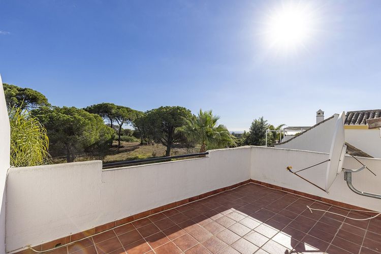 House | Resale in Elviria in Elviria, Costa del Sol - Photo 5