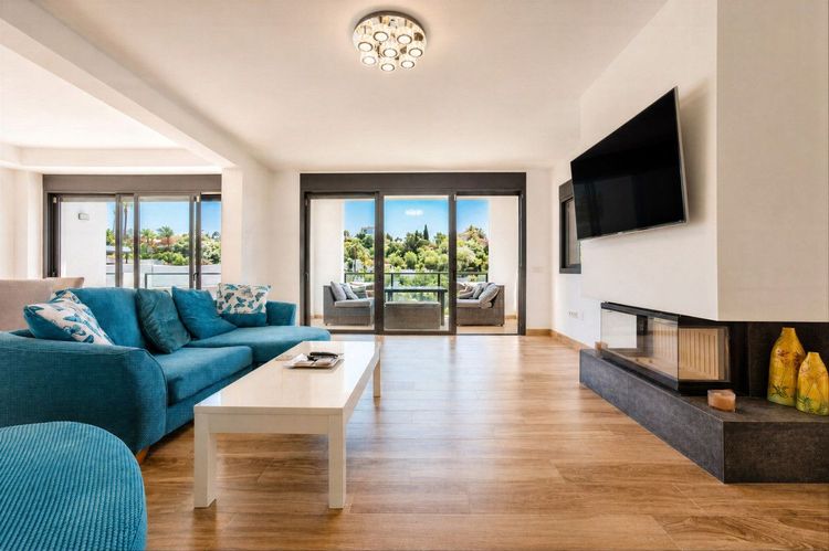 House | Resale in El Rosario in El Rosario, Costa del Sol - Photo 2