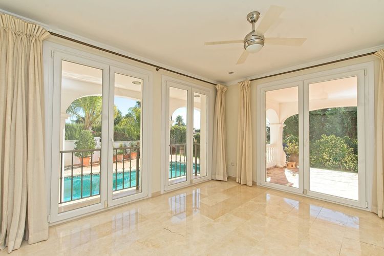 House | Resale in Los Monteros in Los Monteros, Costa del Sol - Photo 2