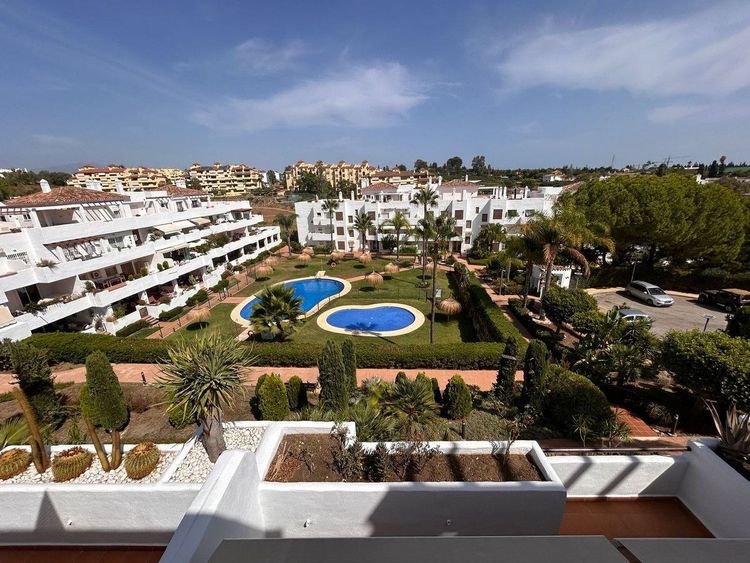 Apartment | Resale in Selwo in Selwo, Selwo - La Concha-Resina Golf, Costa del Sol - Photo 2