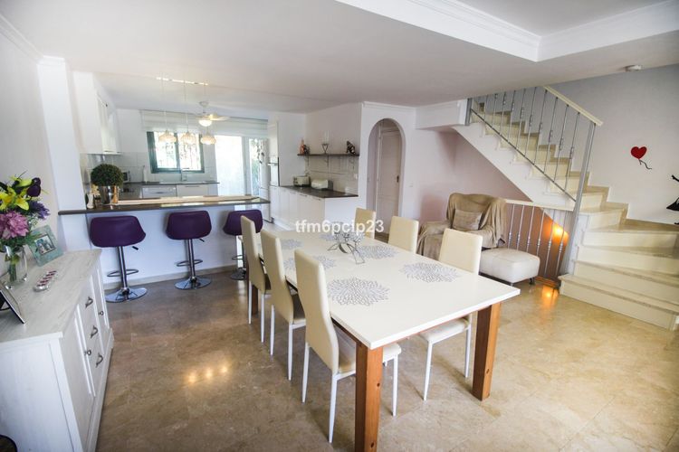 House | Resale in La Duquesa in La Duquesa, Costa del Sol - Photo 2