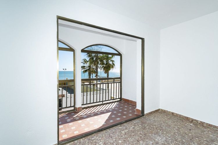 Apartment | Resale in San Luis de Sabinillas in San Luis de Sabinillas, Costa del Sol - Photo 2