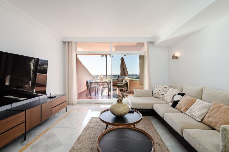 Apartment | Resale in Nueva Andalucía in Nueva Andalucía, Costa del Sol - Photo 2
