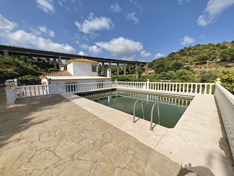 House | Resale in Estepona in Estepona, Costa del Sol - Photo 2