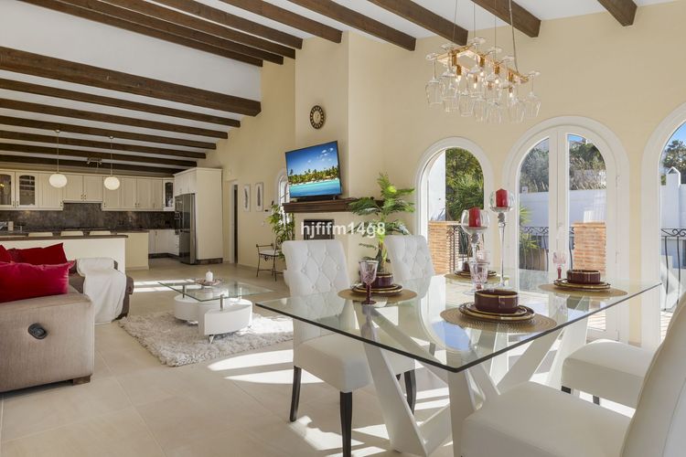 House | Resale in Estepona in Estepona, Costa del Sol - Photo 5