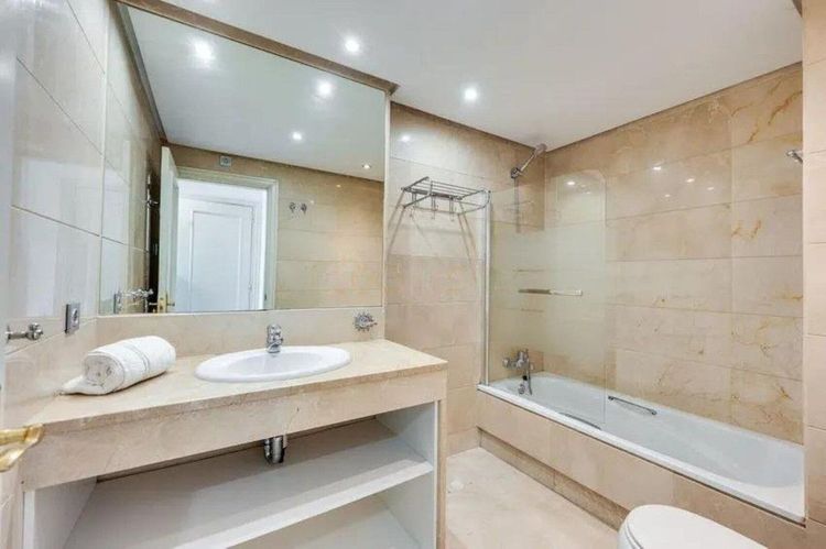 Apartment | Resale in Puerto Banús in Puerto Banús, Costa del Sol - Photo 5