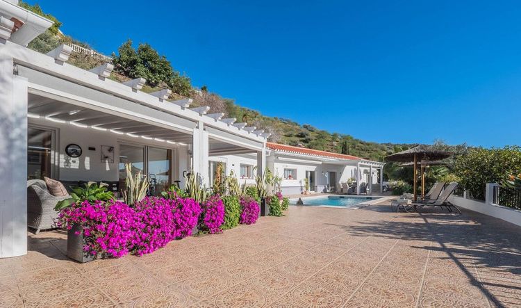 House | Resale in Vélez-Málaga in Vélez-Málaga, Costa del Sol - Photo 2