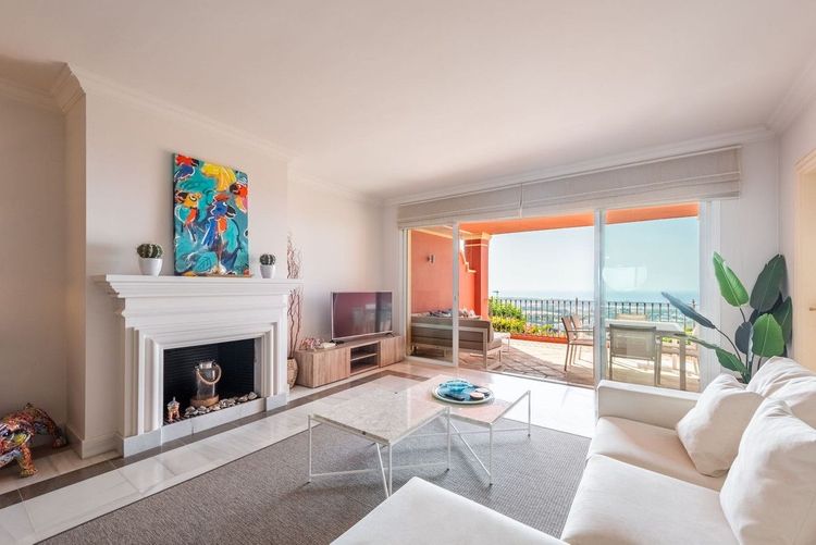 Apartment | Resale in Monte Halcones in Monte Halcones, Costa del Sol - Photo 2