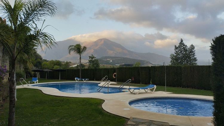 House | Resale in Estepona in Estepona, Costa del Sol - Photo 2