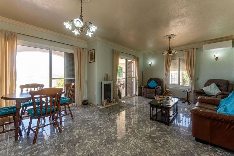 House | Resale in Guaro in Guaro, Costa del Sol - Photo 4
