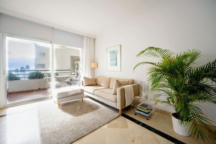 Apartment | Resale in Marbella in Marbella Pueblo, Costa del Sol - Photo 3
