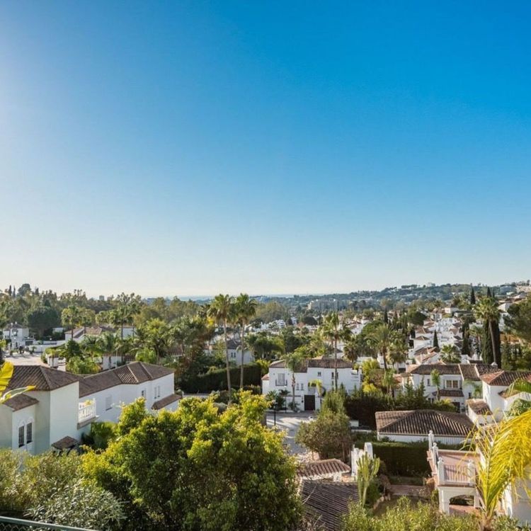 Apartment | Resale in Nueva Andalucía in Nueva Andalucía Others, Costa del Sol - Photo 2