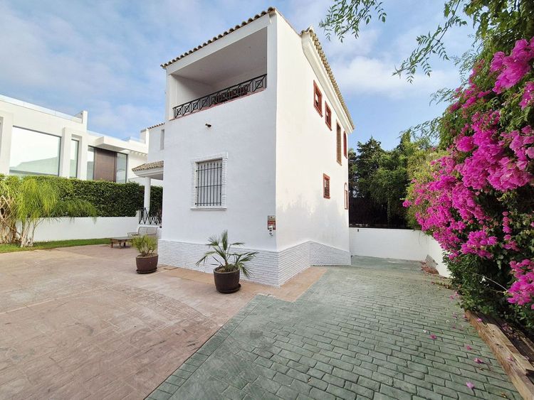 House | Resale in Guadalmina Baja in Guadalmina Baja, San Pedro de Alcántara, Costa del Sol - Photo 4