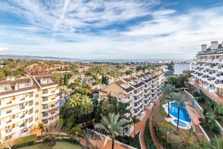 Apartment | Resale in Nueva Andalucía in Nueva Andalucía Others, Costa del Sol - Photo 5