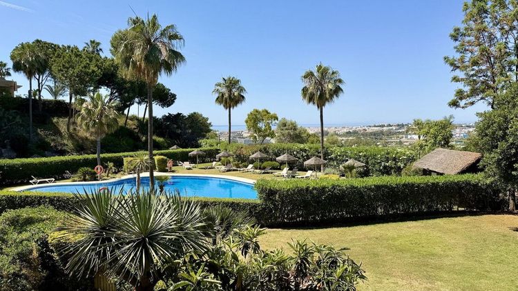 Apartment | Resale in Nueva Andalucía in Nueva Andalucía Others, Costa del Sol - Photo 4