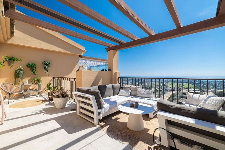 Penthouse | Resale in Benahavís in Benahavís Others, Costa del Sol - Photo 2